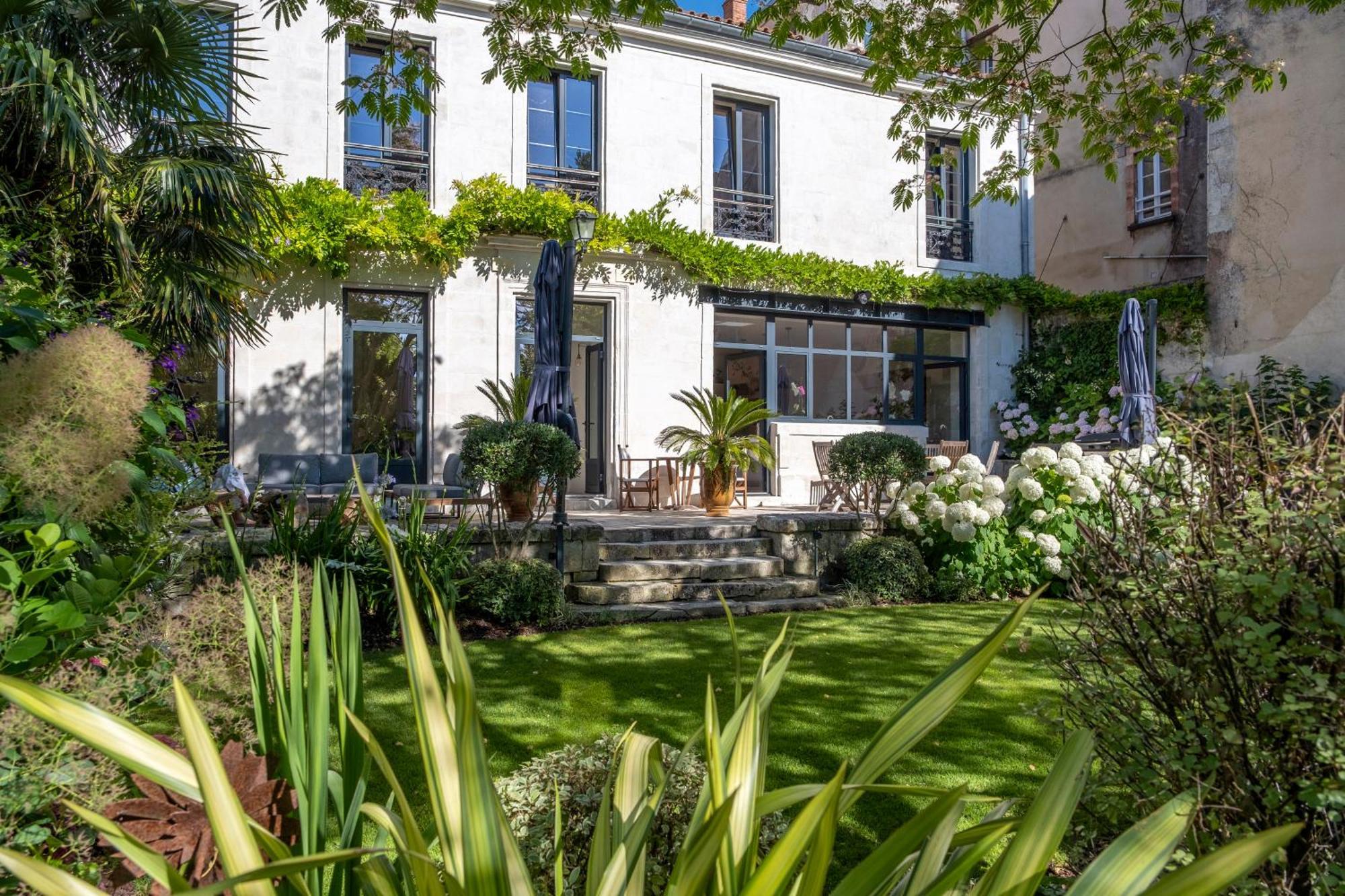 Escale Rochelaise, Gite Urbain Avec Spa Bain Nordique Et Sauna Tonneau La Rochelle  Esterno foto